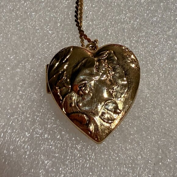 Vintage Large Gold Tone Double Locket Pendant on 28" Chain like new - Picture 4 of 6